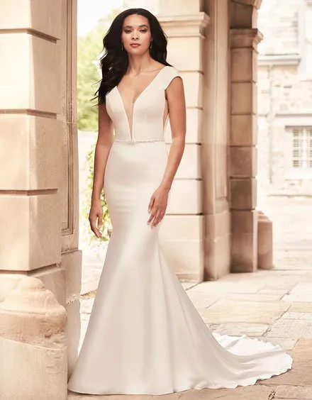 24 Elegantly Tailored Wedding Dresses for Pear Shaped Body - EverAfterGuide