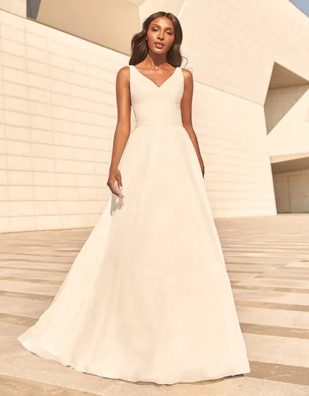15 Best Wedding Dress for Pear Shape Body - Rear Of The Year
